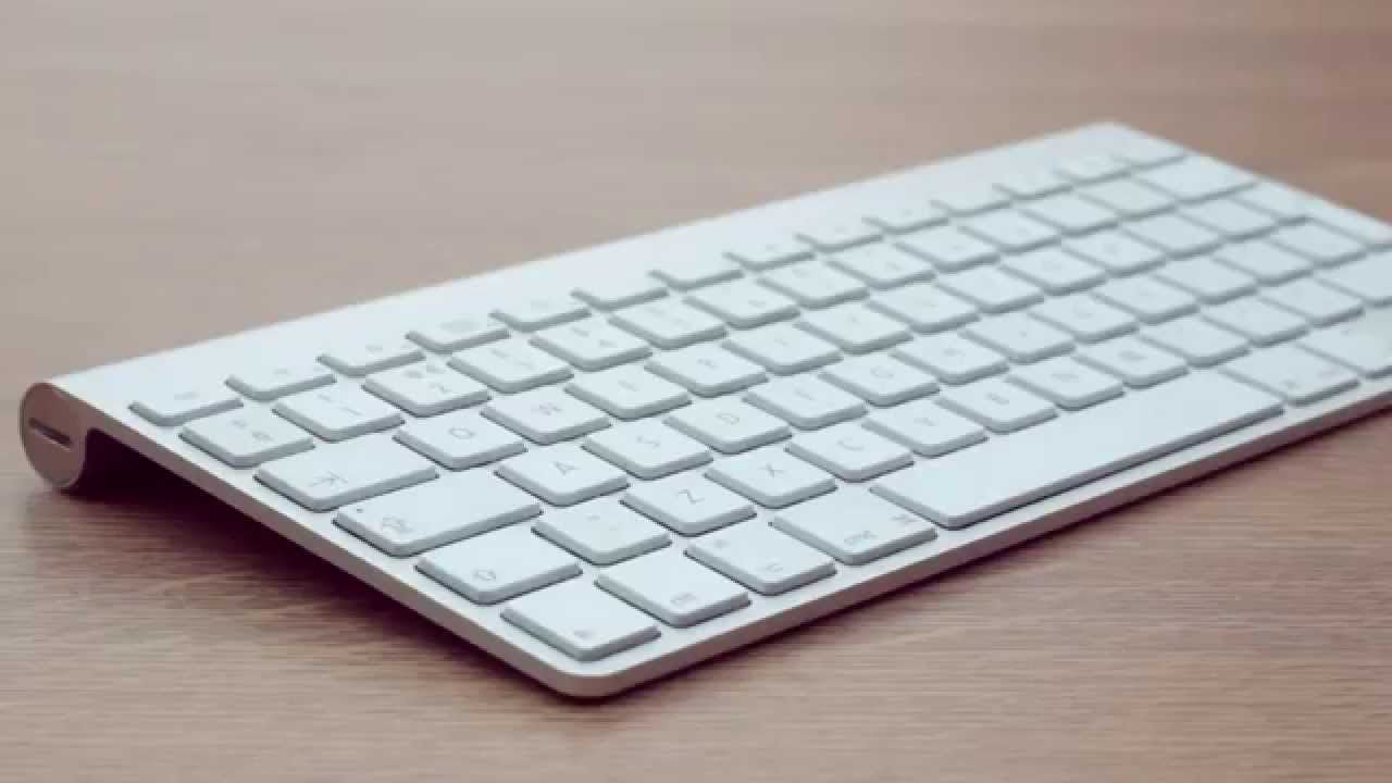 Fotografia de um teclado sem fio Apple