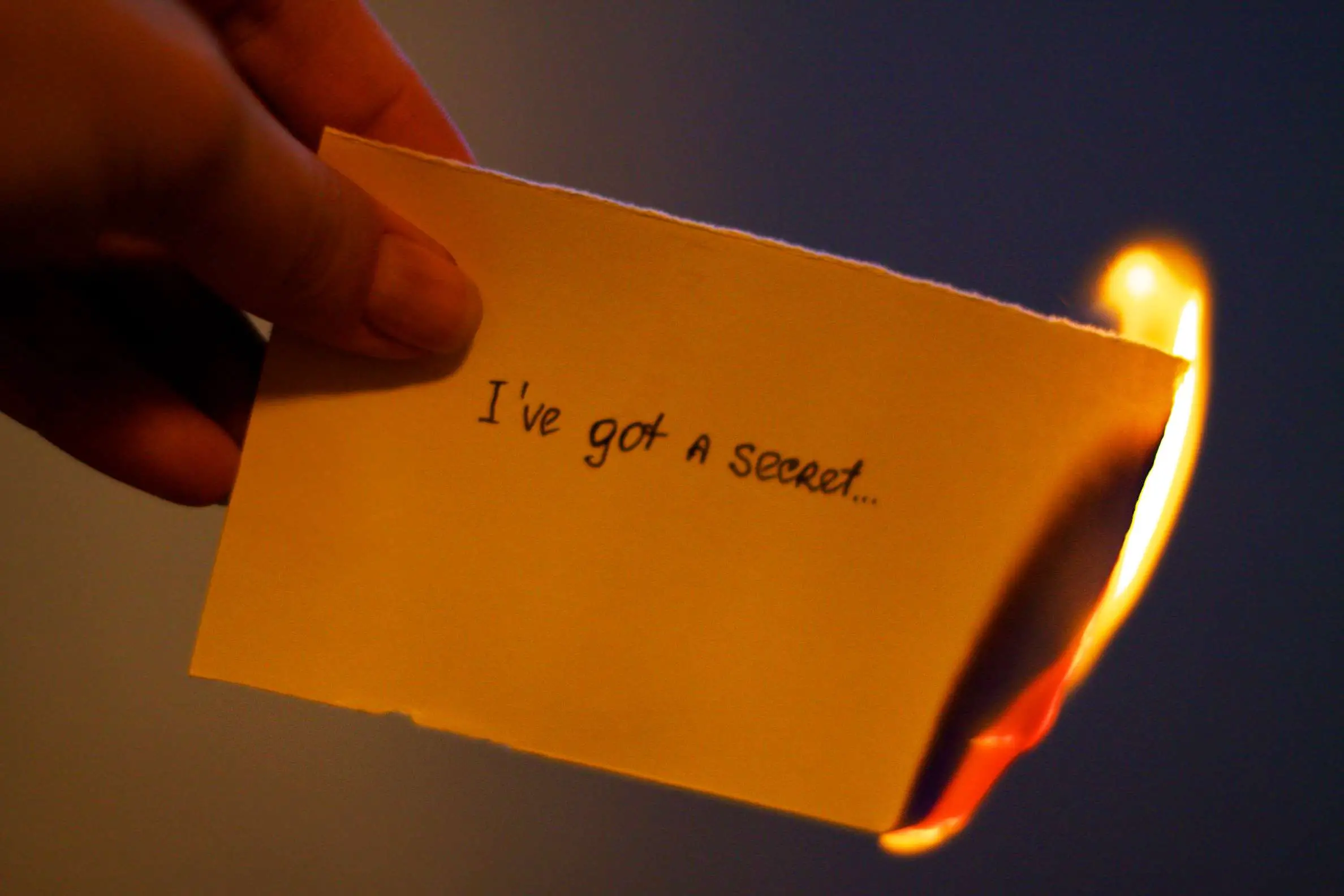 Papel em chamas que diz "Eu tenho um segredo ..."