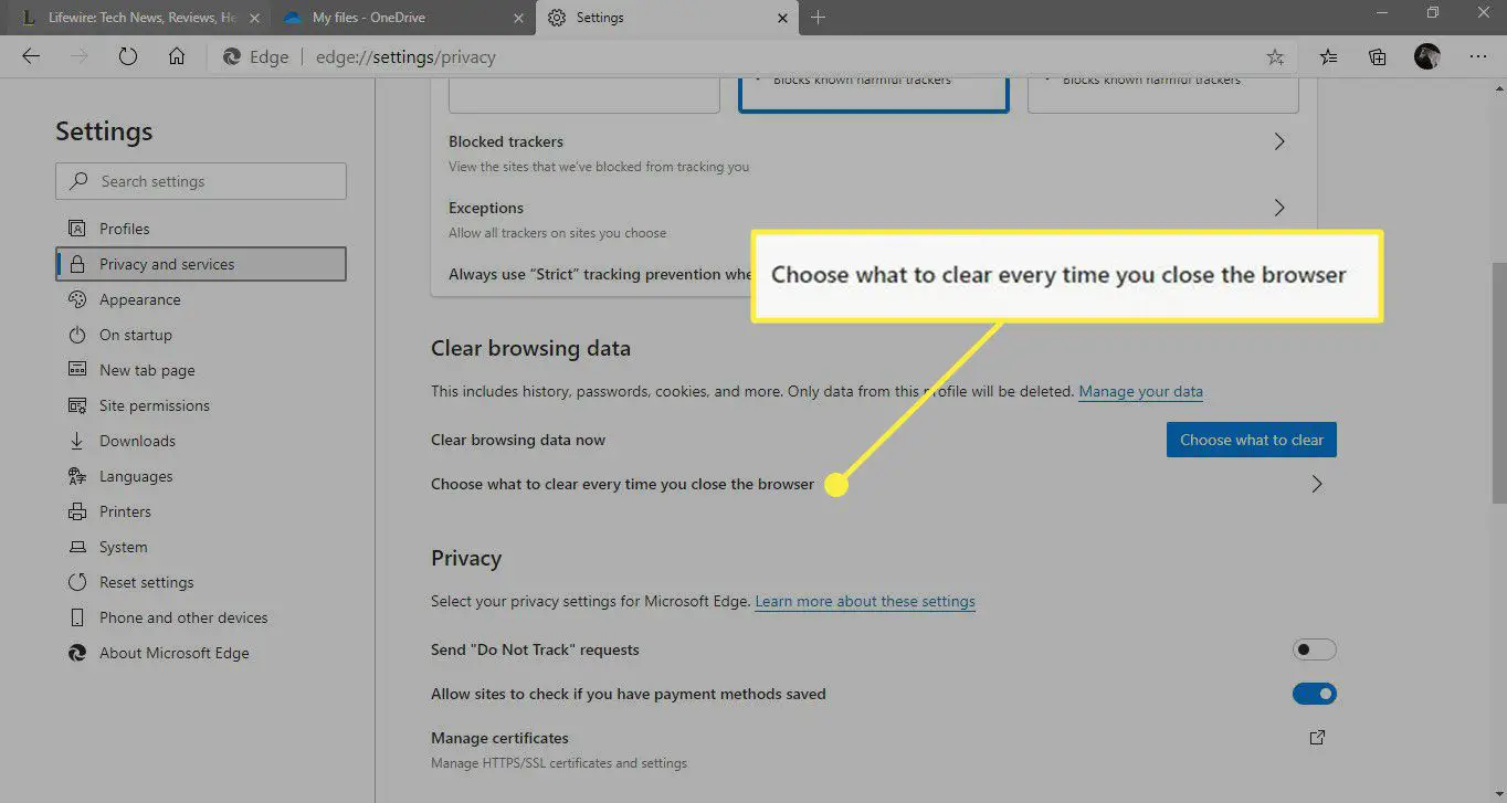 Uma captura de tela das configurações de privacidade e serviços do Edge com o "Escolha o que limpar sempre que você fechar o navegador" opção destacada