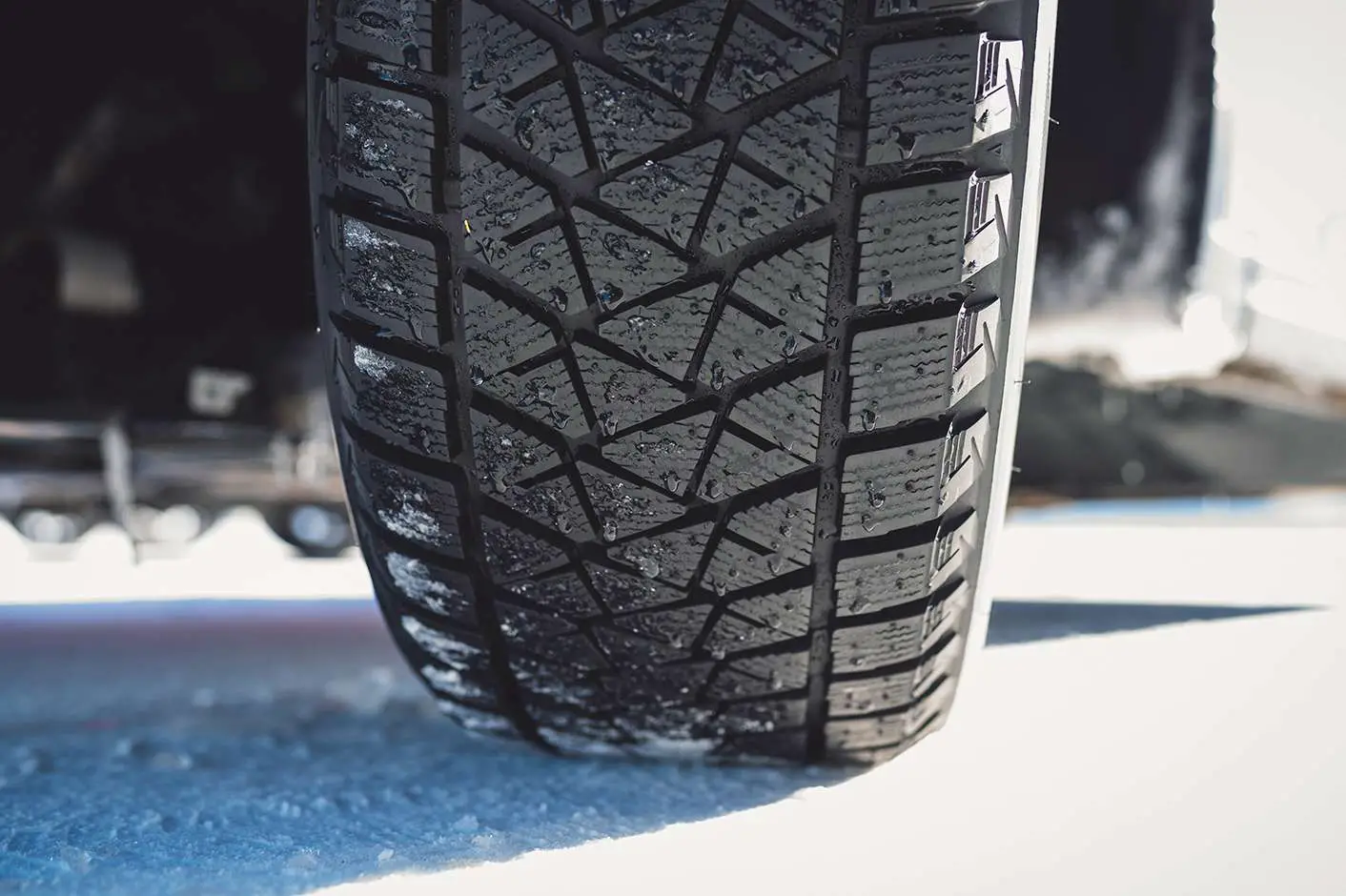 Um close up de um pneu Bridgestone.