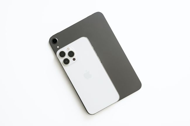 Um iPhone em cima de um iPad mini para mostrar a diferença de tamanho.