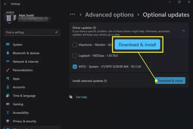 Uma captura de tela do Windows Update com atualizações opcionais visíveis e Baixar e instalar realçado