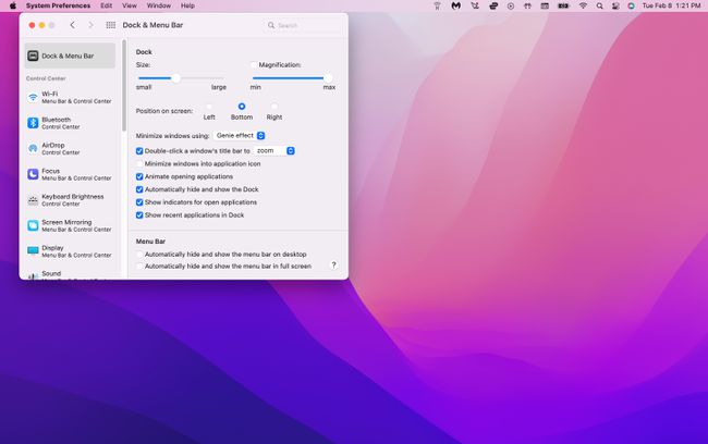 Desmarque a opção "Ocultar ou mostrar automaticamente a barra de menus em tela cheia" em Preferências do sistema Mac.