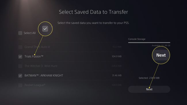 Selecionando os dados salvos do PS4 para transferir para o PS5 com a marca de seleção e Avançar realçado