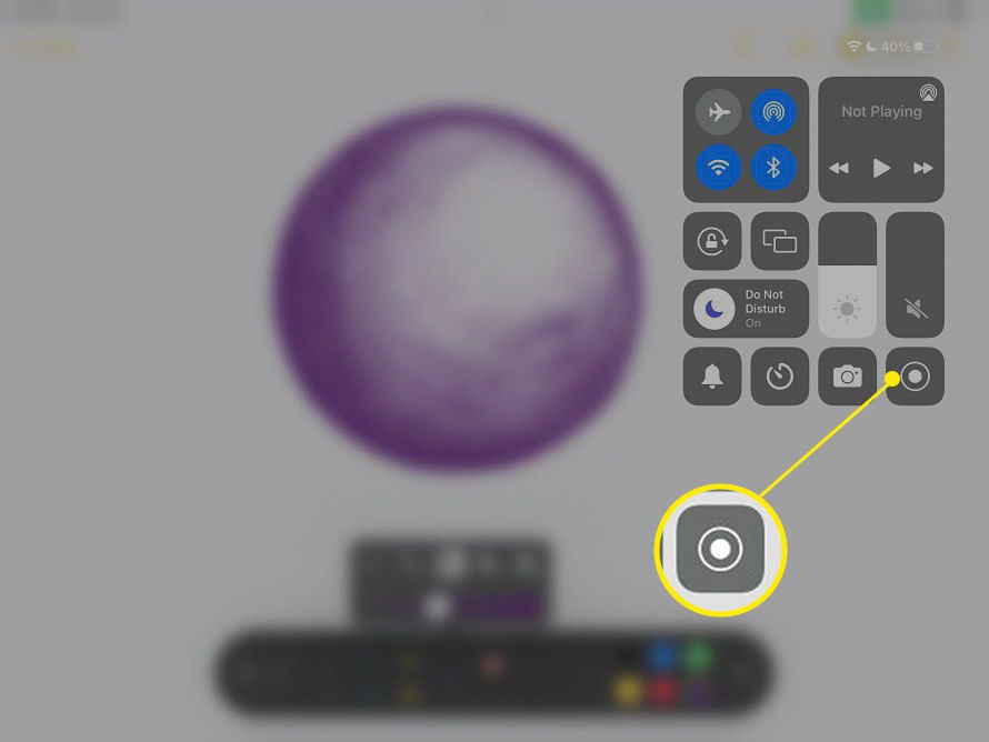 O botão Gravação de tela (círculo preenchido) destacado no centro de controle do iPad