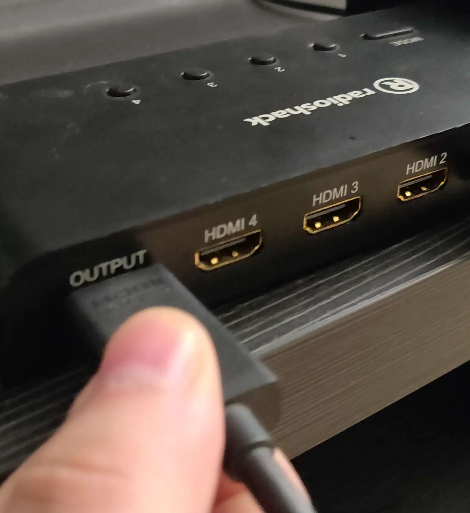 Conectando um cabo HDMI à porta de saída de um switch HDMI