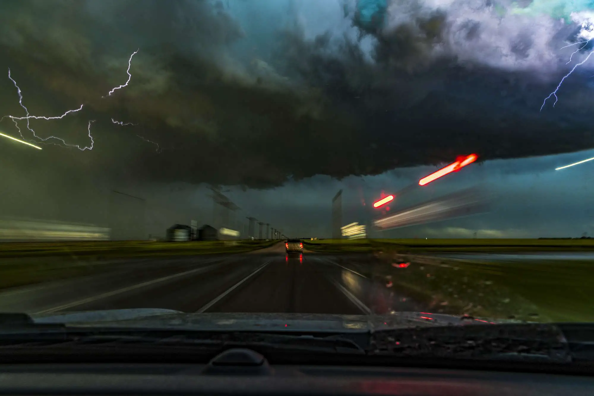 Tempestade e relâmpagos do ponto de vista de uma dashcam no Colorado, EUA