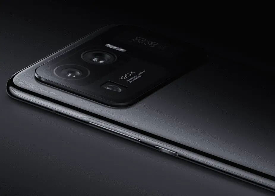 Close da parte de trás do telefone Xiaomi Mi 11 mostrando as câmeras e a pequena tela.