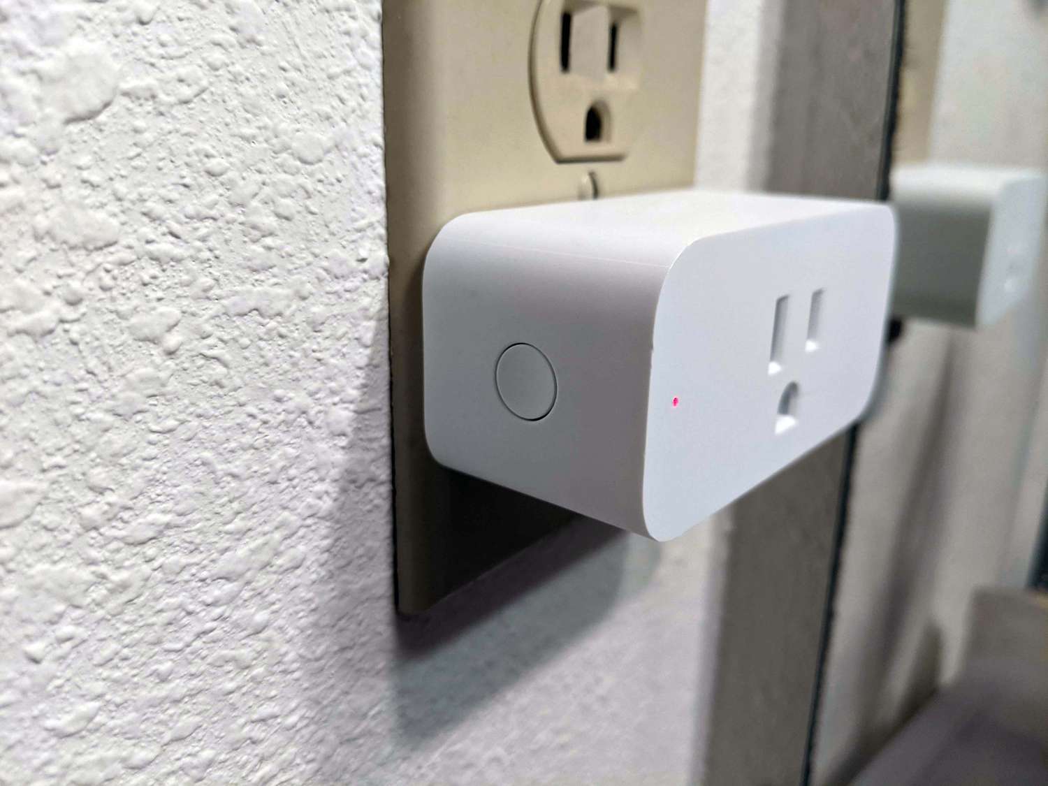 Um Amazon Smart Plug com um LED vermelho.
