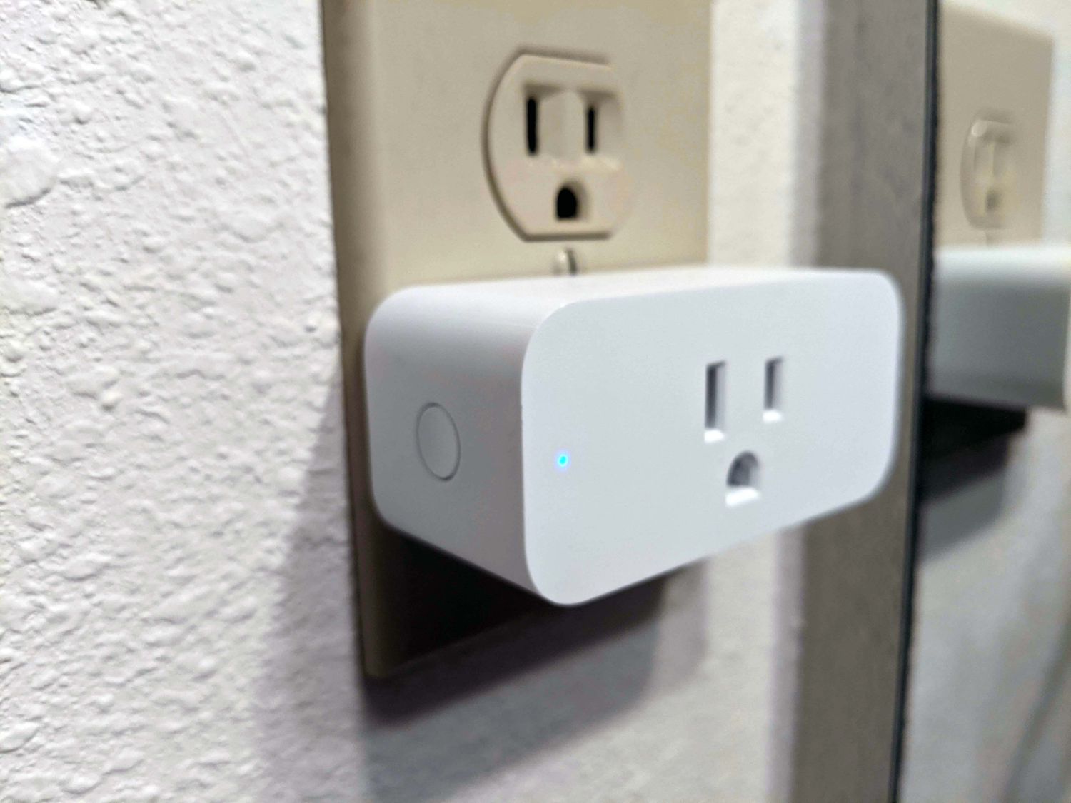 Um Amazon Smart Plug com um LED azul piscando indicando que foi redefinido.