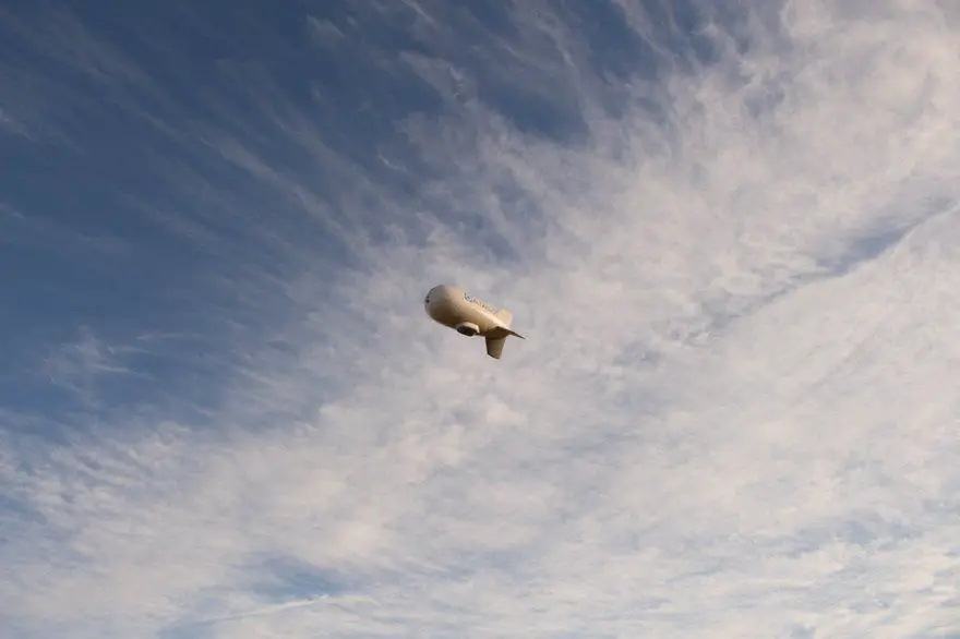 Um dirigível de internet no céu.