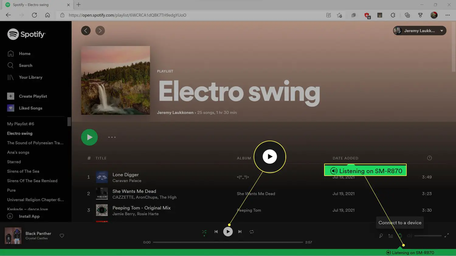 O ícone de reprodução destacado no player da Web do Spotify, com um relógio Galaxy definido como dispositivo de saída.
