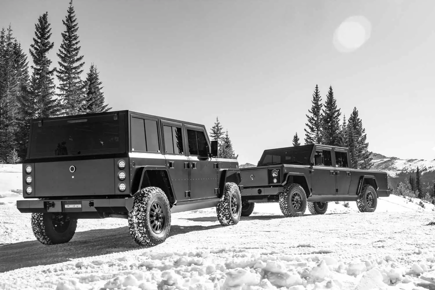 Caminhões elétricos B1 e B2 da Bollinger Motors em preto e branco