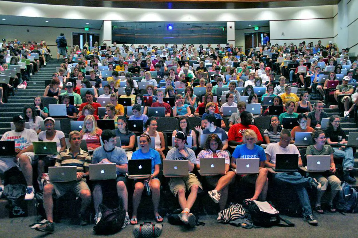 Université Missouri School of Journalism - um auditório cheio de estudantes universitários, a maioria com laptops Apple.