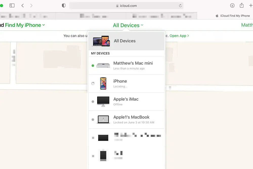 Uma captura de tela do aplicativo Find iPhone aberto no iCloud com uma lista de dispositivos exibida em um menu.